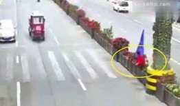 横穿马路爆料视频播放,网友爆料视频引发热议